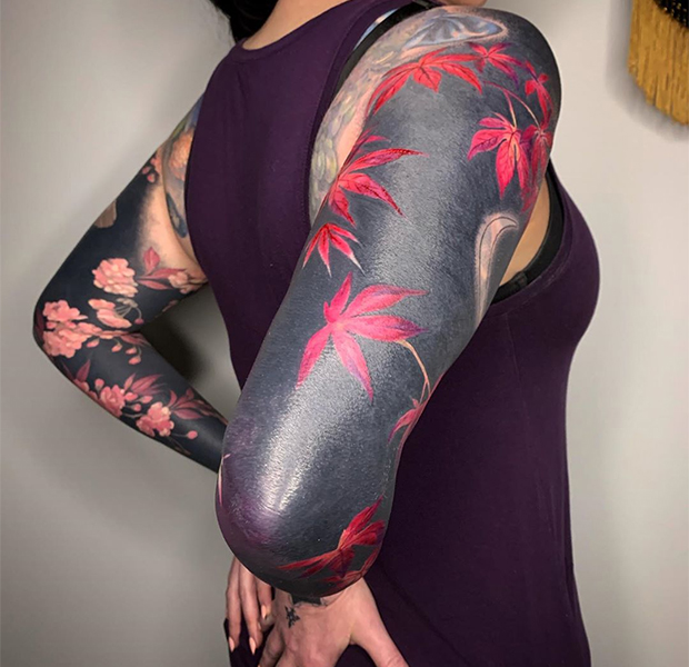 Цветочные тату на чёрном фоне, которые превращают части тела в искусство 46
