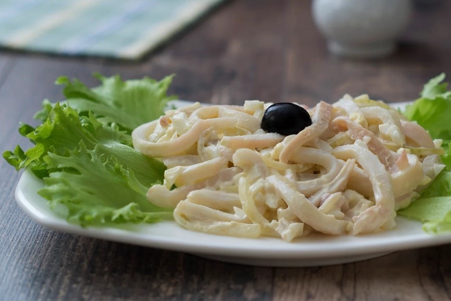 10 самых вкусных салатов с кальмарами 38
