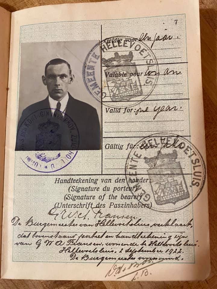Как выглядел европейский паспорт 100 лет назад? Женщина получила документы прадеда и решила их перевести 26