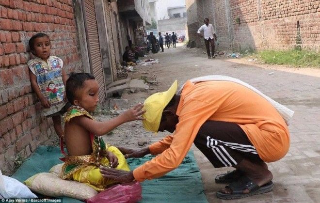 Жители индийской деревни поклоняются мальчику с деформированной головой как богу Ганеше 37