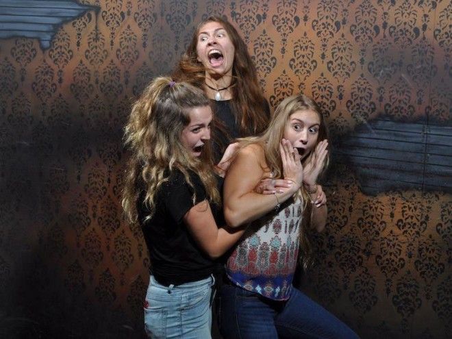 Страшно смешно: 25 эмоциональных фото из комнаты ужасов 51