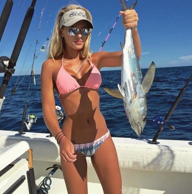 Мишель Клаватт — ошеломляющая блондинка, обожающая рыбную ловлю в бикини 44