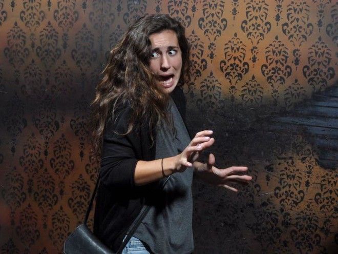 Страшно смешно: 25 эмоциональных фото из комнаты ужасов 46