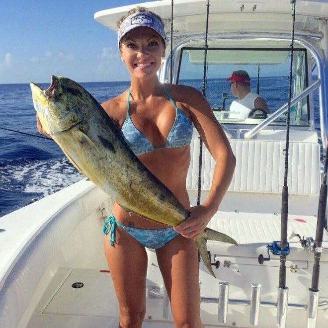 Мишель Клаватт — ошеломляющая блондинка, обожающая рыбную ловлю в бикини 47