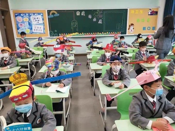 В Китае дети вернулись в школы и носят особые шляпы. Они нужны, чтобы научить школьников держать дистанцию 22