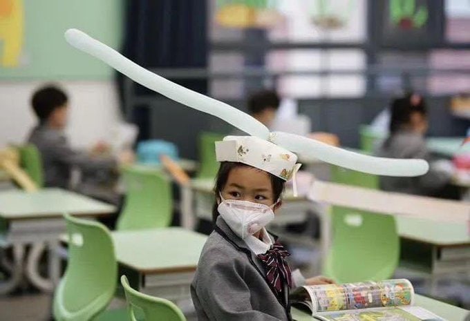 В Китае дети вернулись в школы и носят особые шляпы. Они нужны, чтобы научить школьников держать дистанцию 23