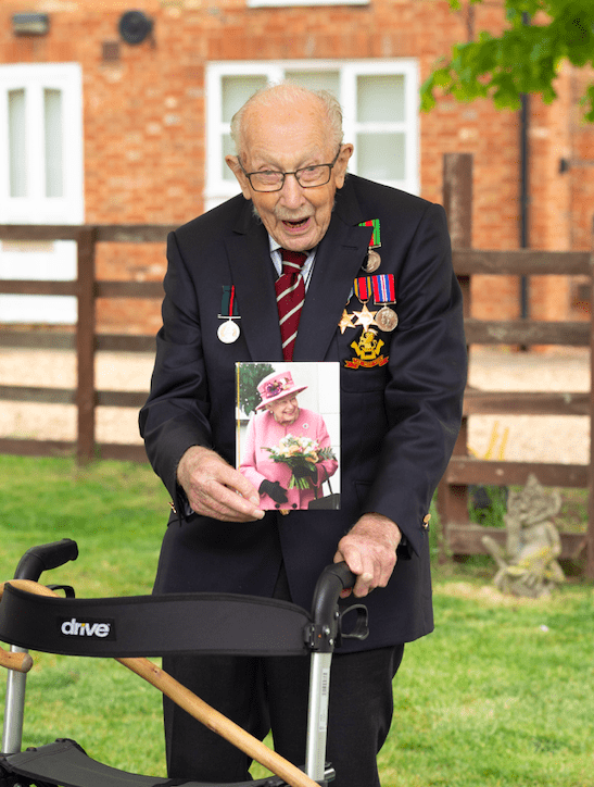 Великобритания отмечает 100-летний юбилей ветерана, собравшего £30 млн врачам. Ему прислали 125 тысяч открыток 19