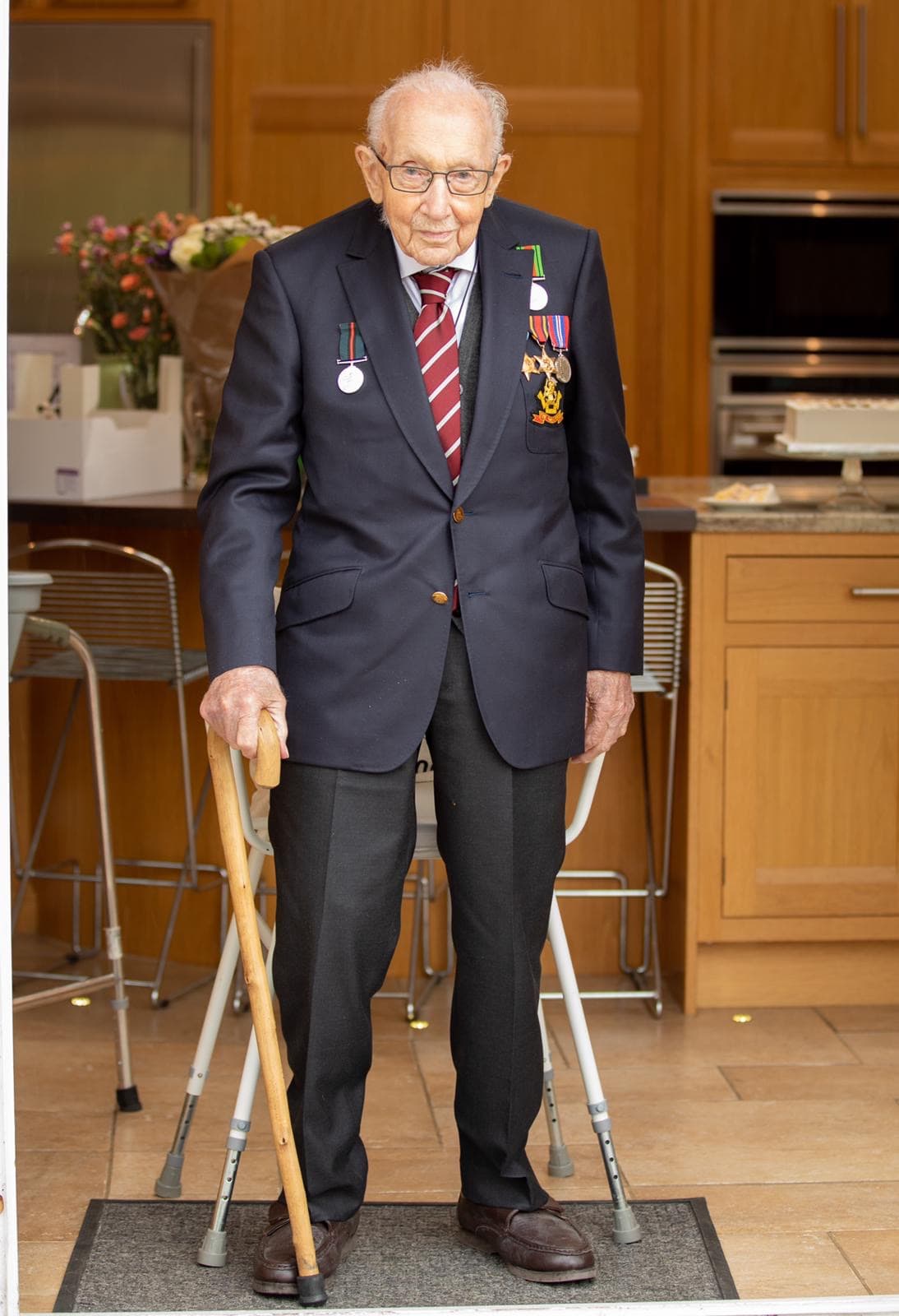 Великобритания отмечает 100-летний юбилей ветерана, собравшего £30 млн врачам. Ему прислали 125 тысяч открыток 24