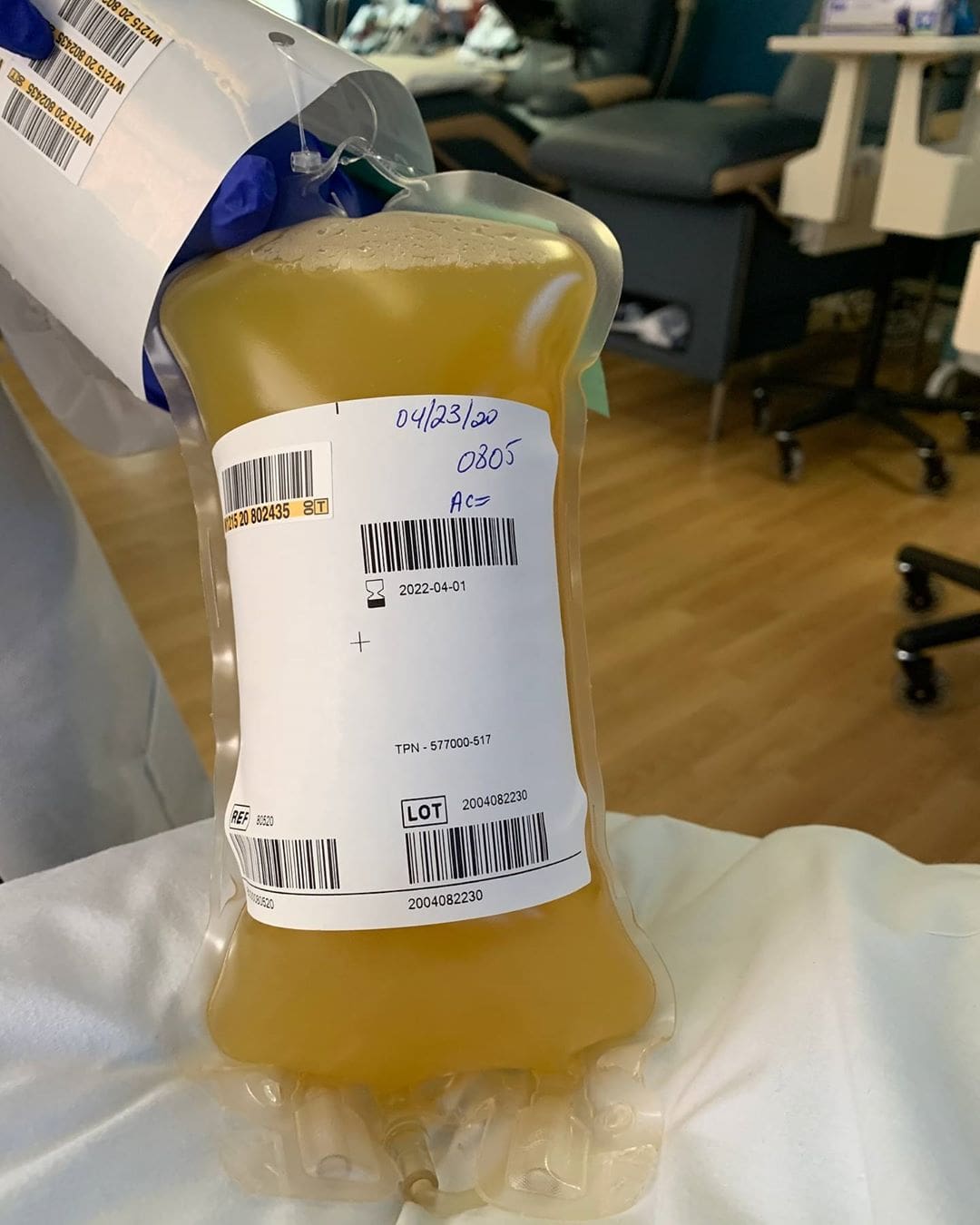 Том Хэнкс с женой выздоровели от COVID-19 и стали донорами плазмы крови. В сети шутят, что это спасёт весь мир 34