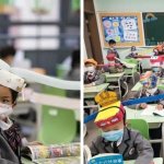 В Китае дети вернулись в школы и носят особые шляпы. Они нужны, чтобы научить школьников держать дистанцию