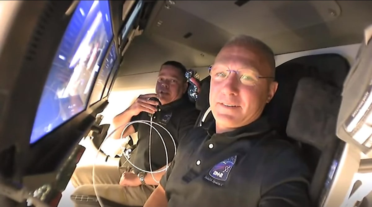 Экипаж корабля, запущенного компанией SpaceX, взял в космос плюшевого динозавра. И теперь такого хотят все 34