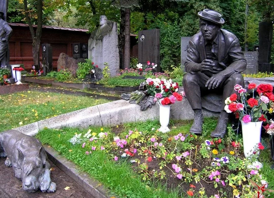 Как выглядят надгробия 15-ти известных и любимых актеров Советского Союза и России 46