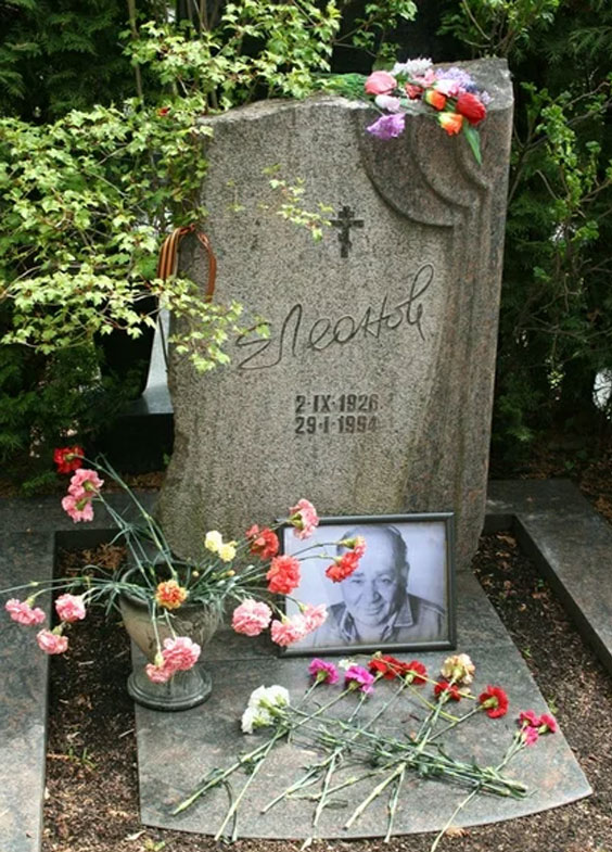Как выглядят надгробия 15-ти известных и любимых актеров Советского Союза и России 57