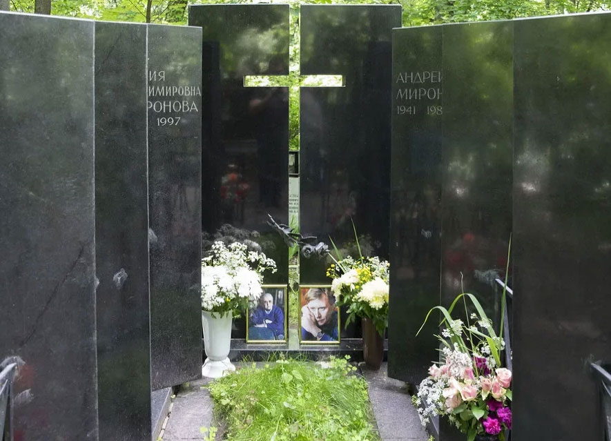 Как выглядят надгробия 15-ти известных и любимых актеров Советского Союза и России 48