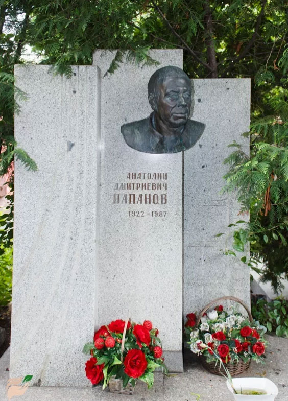 Как выглядят надгробия 15-ти известных и любимых актеров Советского Союза и России 49