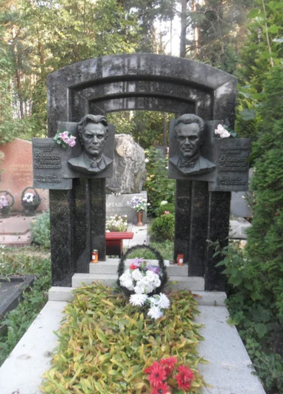 Как выглядят надгробия 15-ти известных и любимых актеров Советского Союза и России 51