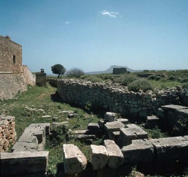 Развалины небольшого храма посвящённого богине Деметре на острове Крит 