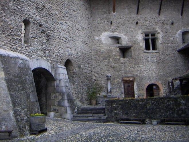 Шильонский замок – неотъемлемая часть истории Швейцарии 35