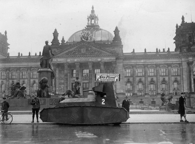 21 октября 1932г Немецкий муляж танка перед Рейхстагом