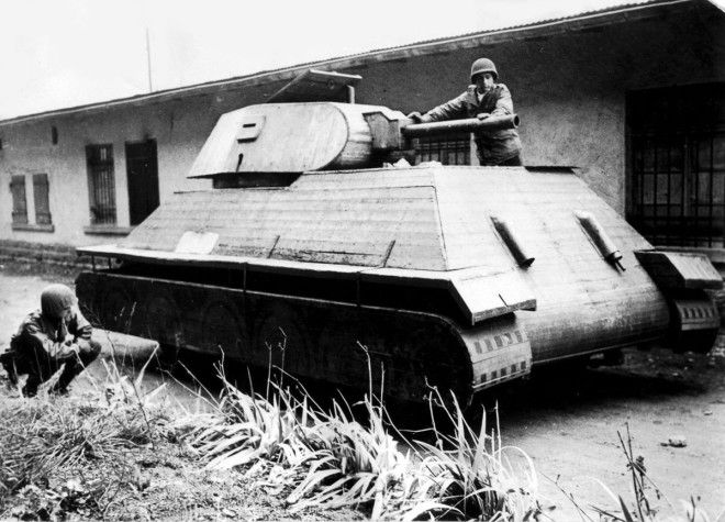 1944г Американские солдаты осматривают макет немецкого деревянного танка во Франции