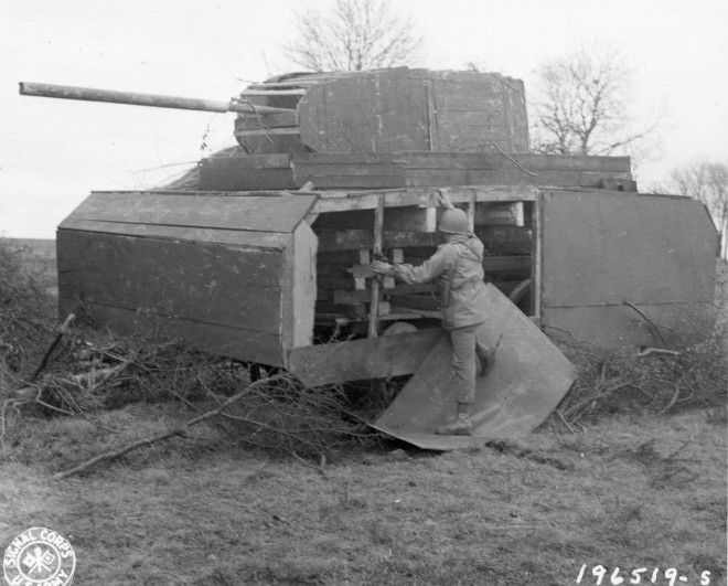 22 ноября 1944г Американский солдат осматривает макет немецкого танка манекен в Мец Франция
