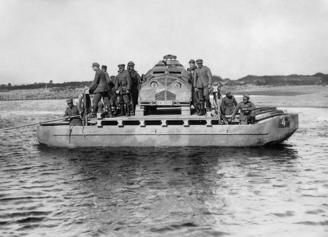 Сентябрь 1932г Немецкие войска паромом переправляют муляж танка через реку Одер во время военных учений