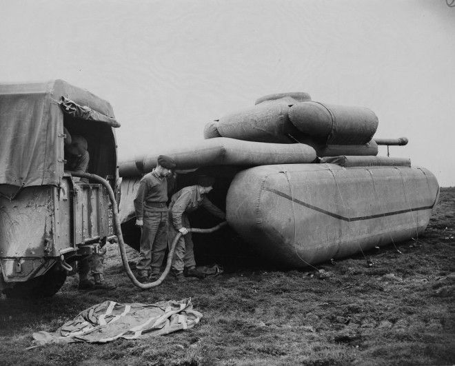 1940г Британские войска надувают резиновый муляж танка