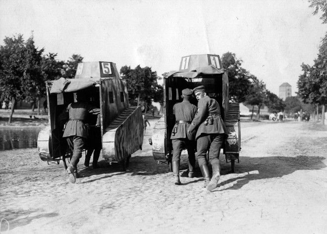 1925г Немецкие солдаты толкают несколько муляжей танков