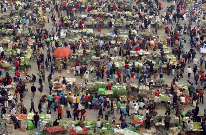 Люди покупают овощи на рынке в Пекине