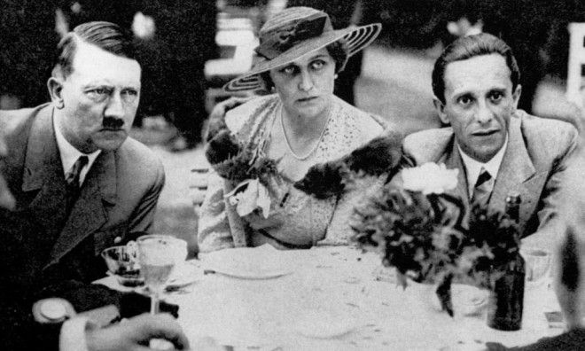 Они оба были очень милы ко мне Геббельс и его жена Магда с Гитлером