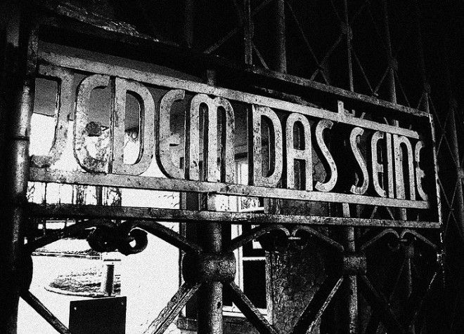Jedem das Seine Каждому свое надпись на воротах при входе в Бухенвальд Фото imgfotkiyandexru