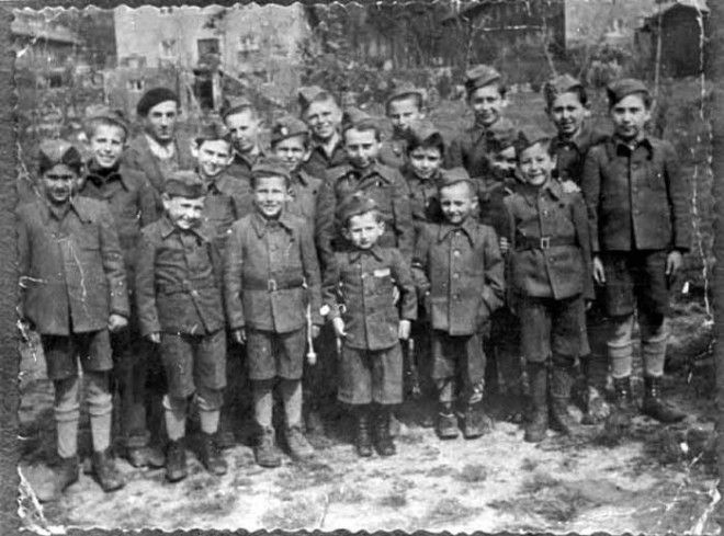 Юзеф в центре на первом плане с другими детьми из Бухенвальда после освобождения Фото yadvashemorg
