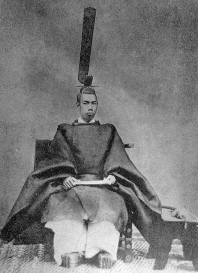 Молодой император Мэйдзи в церемониальных одеждах 1872 год Фото ruwikipediaorg