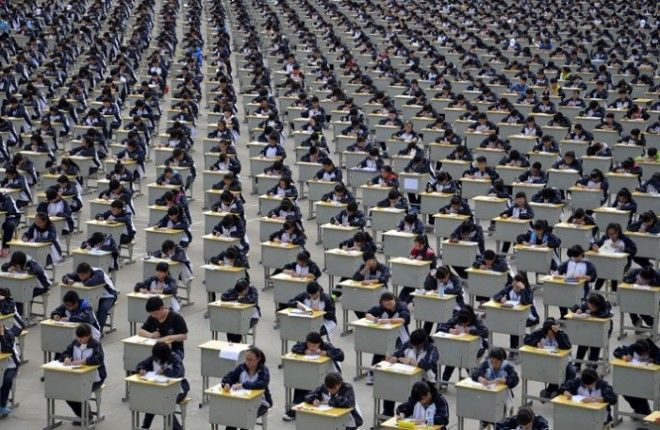 Студенты сдают экзамен на детской площадке средней школы под открытым небом в Yichuan провинция Шэньси Более 1700 первокурсников приняли участие в экзамене в 2015 году