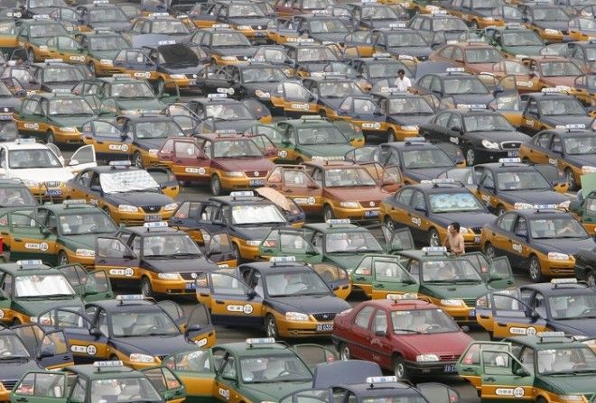 Таксисты выстраиваются на стоянке в ожидании пассажиров у нового международного аэропорта Шоуду