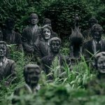 Заброшенная японская деревня с сотнями статуй поразила воображение фотографа