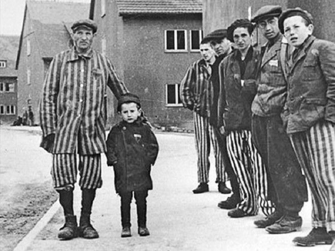 Юзеф Янек Шляйфштайн с отцом и другими выжившими заключенными концлагеря Фото 1bpblogspotcom
