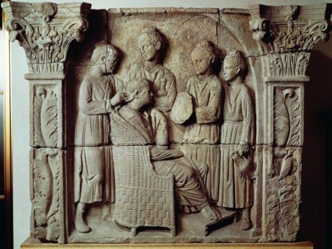 Состоятельная римлянка делает причёску в салоне красоты Барельеф II века