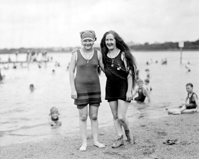 Как в XX веке девушек арестовывали за ношение коротких купальников
