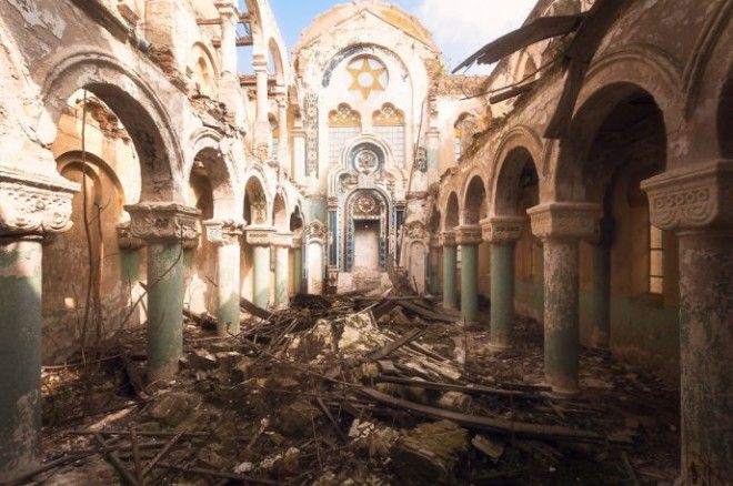 Фотограф снимал невероятно красивые заброшенные церкви по всему миру 33