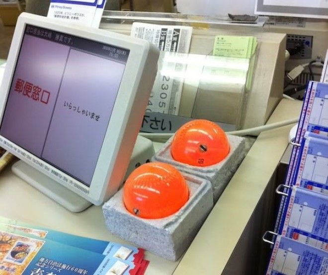 Для чего нужны такие оранжевые шары в японских магазинах