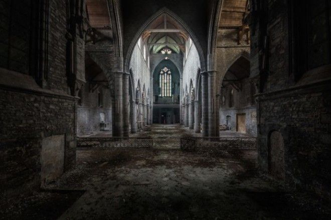 Фотограф снимал невероятно красивые заброшенные церкви по всему миру 34