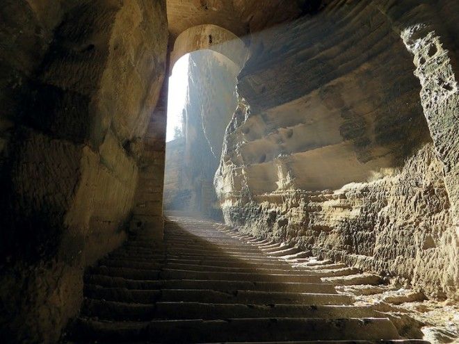 Этот колодец похож на таинственную пещеру Али-Бабы архитектура, индия, ступенчатый колодец