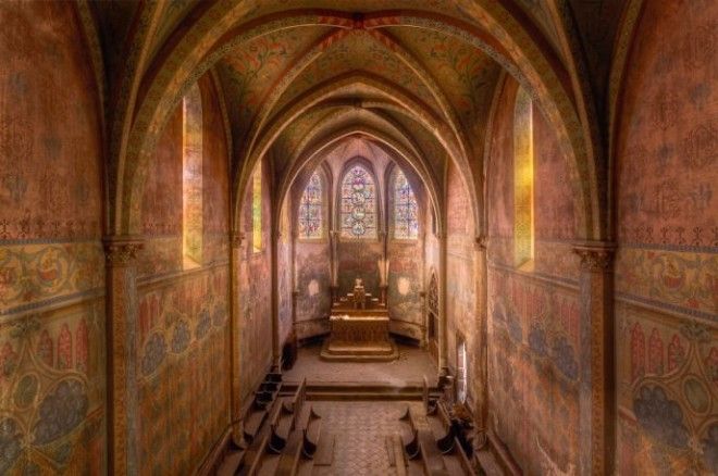 Фотограф снимал невероятно красивые заброшенные церкви по всему миру 35