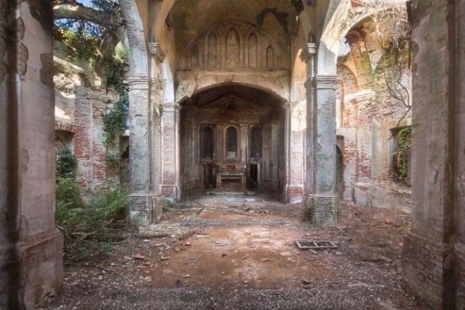 Фотограф снимал невероятно красивые заброшенные церкви по всему миру 36