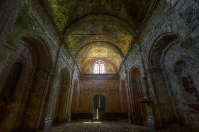 Фотограф снимал невероятно красивые заброшенные церкви по всему миру 37