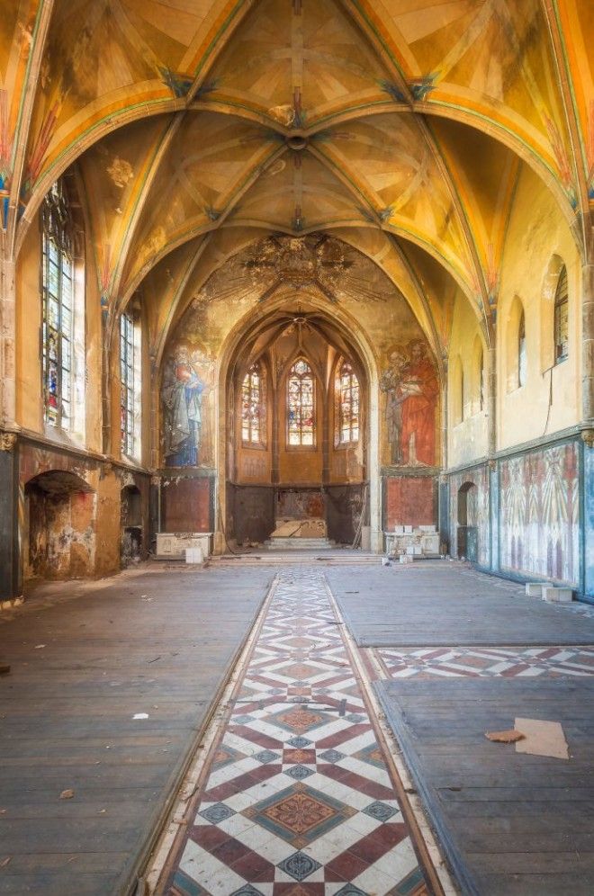 Фотограф снимал невероятно красивые заброшенные церкви по всему миру 38
