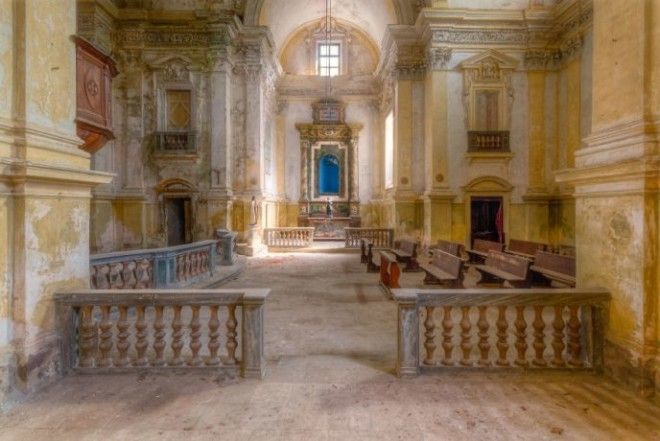 Фотограф снимал невероятно красивые заброшенные церкви по всему миру 39