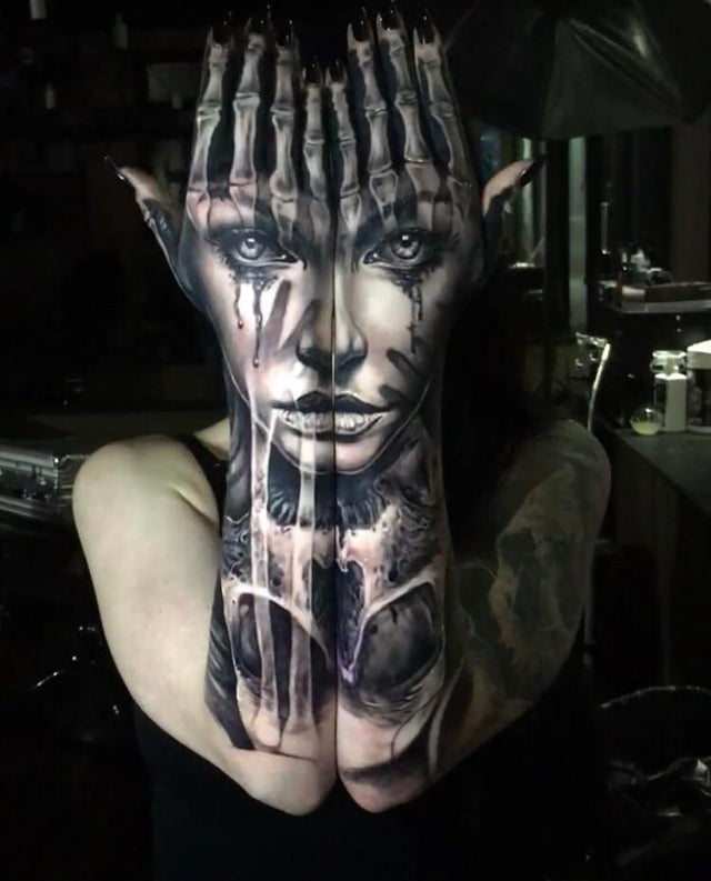 15 красивых, а также ужасающих татуировок, которые сделали себе люди на руках 57