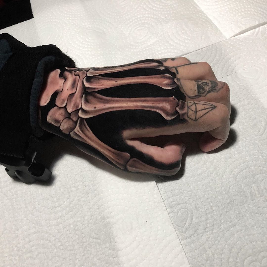 15 красивых, а также ужасающих татуировок, которые сделали себе люди на руках 47